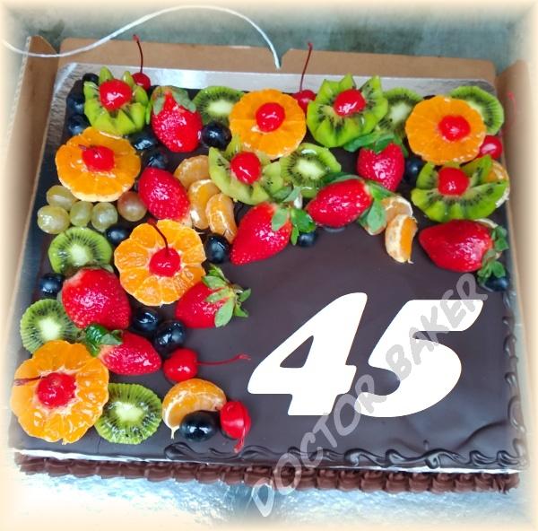 Торт украшенный ягодами и фруктами