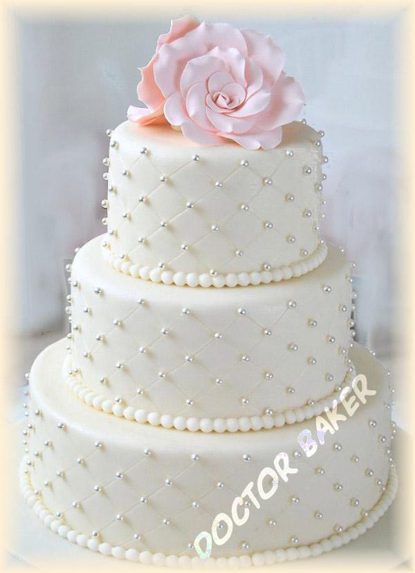 Как украсить свадебный торт своими руками?